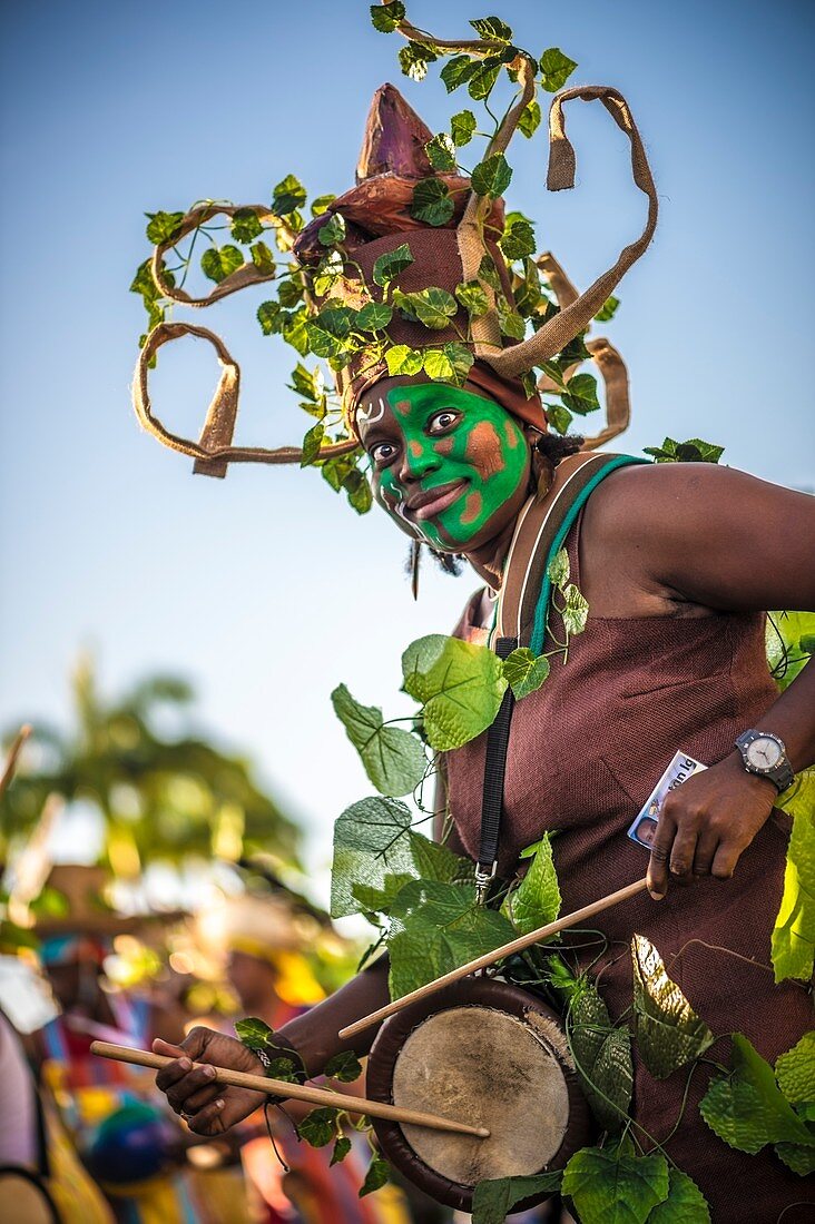 Frankreich, Guadeloupe, Grande-Terre, Pointe-à-Pitre , Porträt eines Musikers traditioneller Gwoup einer Po Restan La Band aus Le Gosier während der Abschlussparade der Fastnacht