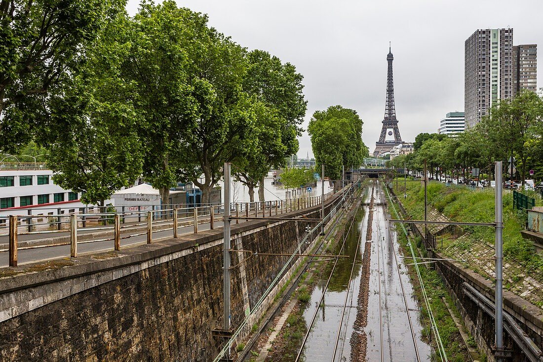 Frankreich, Paris, Stadtgebiet, UNESCO Weltkulturerbe, die Seine am 3. Juni 2016 mit einer Höhe von fast 5,80 m, die Linien des RER C am Quai de Grenelle und am Tour Eiffel überflutet