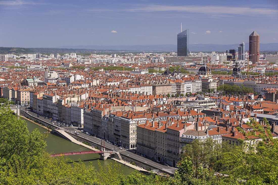 Frankreich, Rhone, Lyon, Blick auf den Ort Bellecour, das restaurierte Hotel Dieu und den Wolkenkratzer La Part Dieu mit dem Tour Oxygene und den Tour Incity