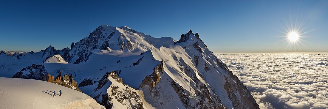 Frankreich, Haute-Savoie, Chamonix, Mont-Blanc (4810 m) und die Aiguille du Midi (3848 m) bei Sonnenuntergang, Mont-Blanc-Massiv