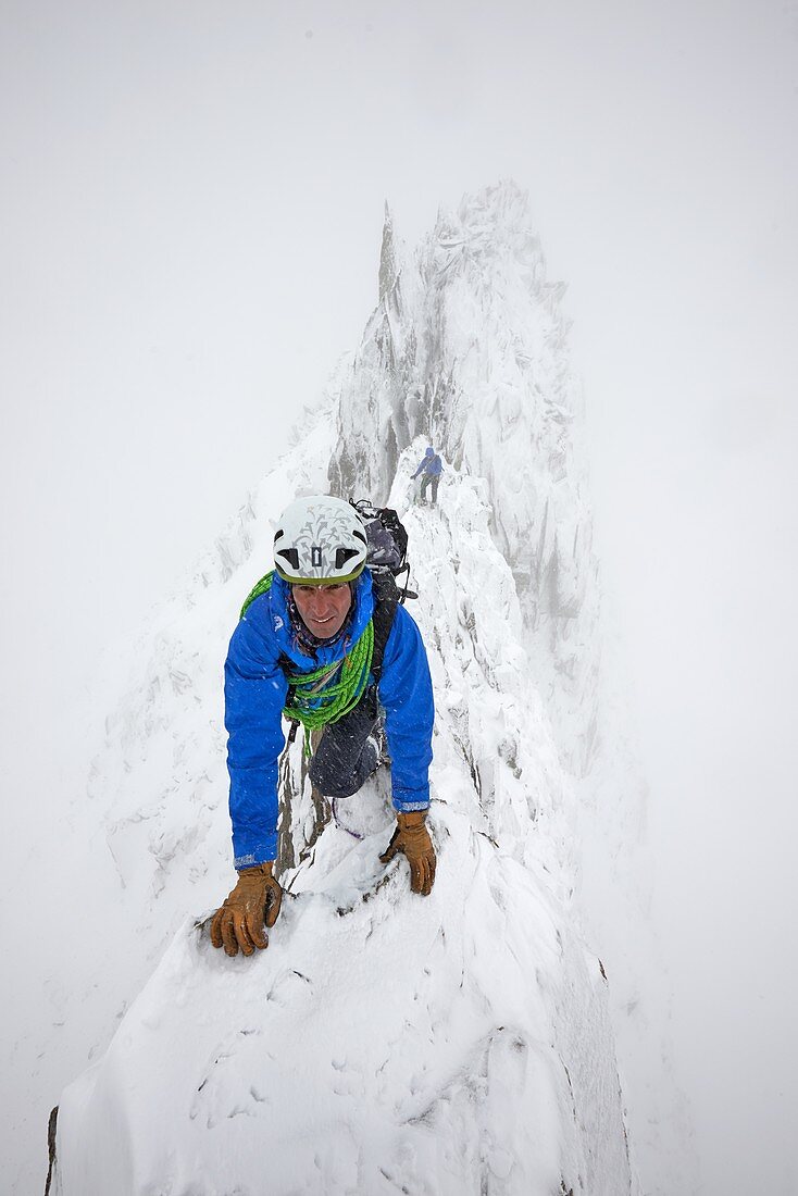 Frankreich, Haute-Savoie, Chamonix, Alpinist auf dem Kamm der Aiguille d'Entrève (3600 m), Mont-Blanc-Massiv