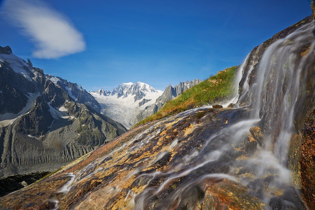 Frankreich, Haute-Savoie, Mont-Blanc (4810 m) bei Sonnenaufgang, Mont-Blanc-Massiv