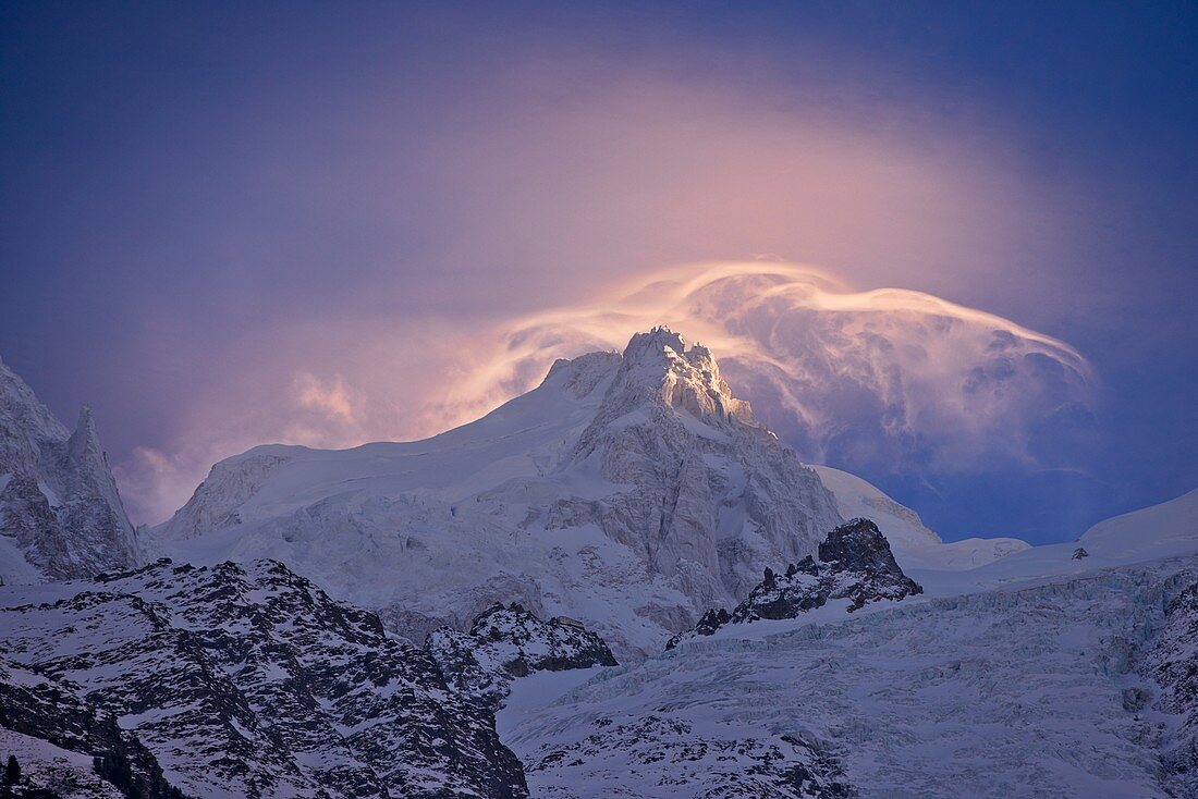 Frankreich, Haute-Savoie, Mont Maudit (4465 m) bei Sonnenuntergang, Mont-Blanc-Massiv