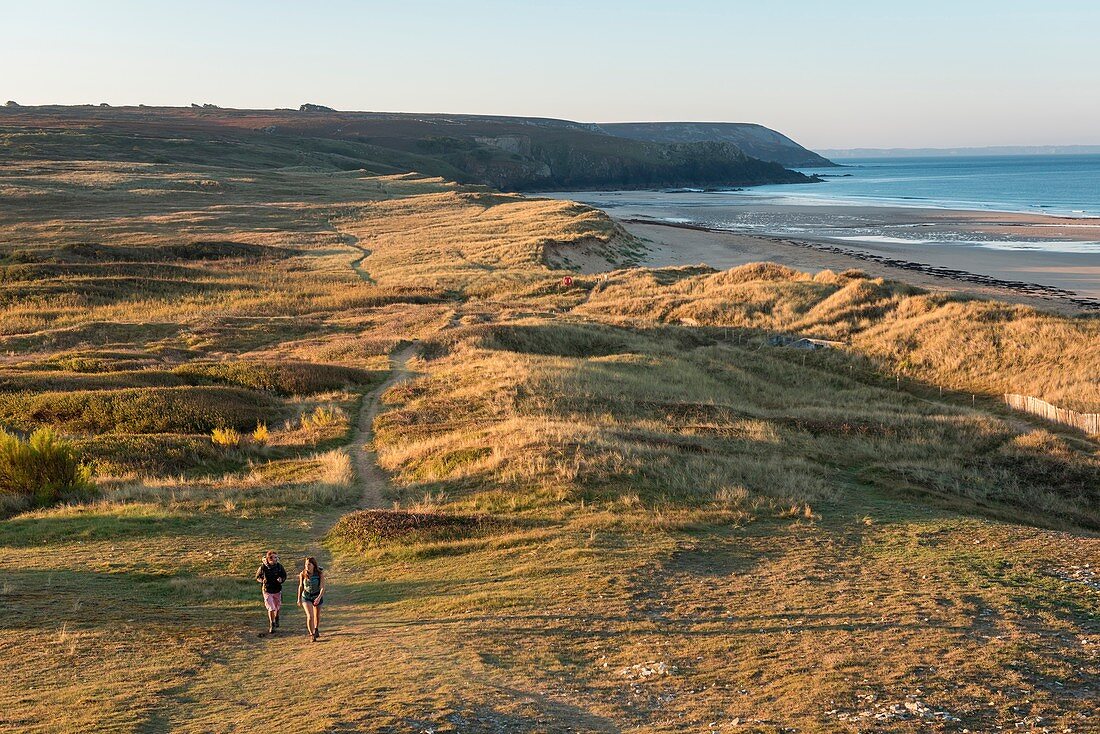 Frankreich, Finistère, Crozon, Wandern in der Nähe des Strandes Palue