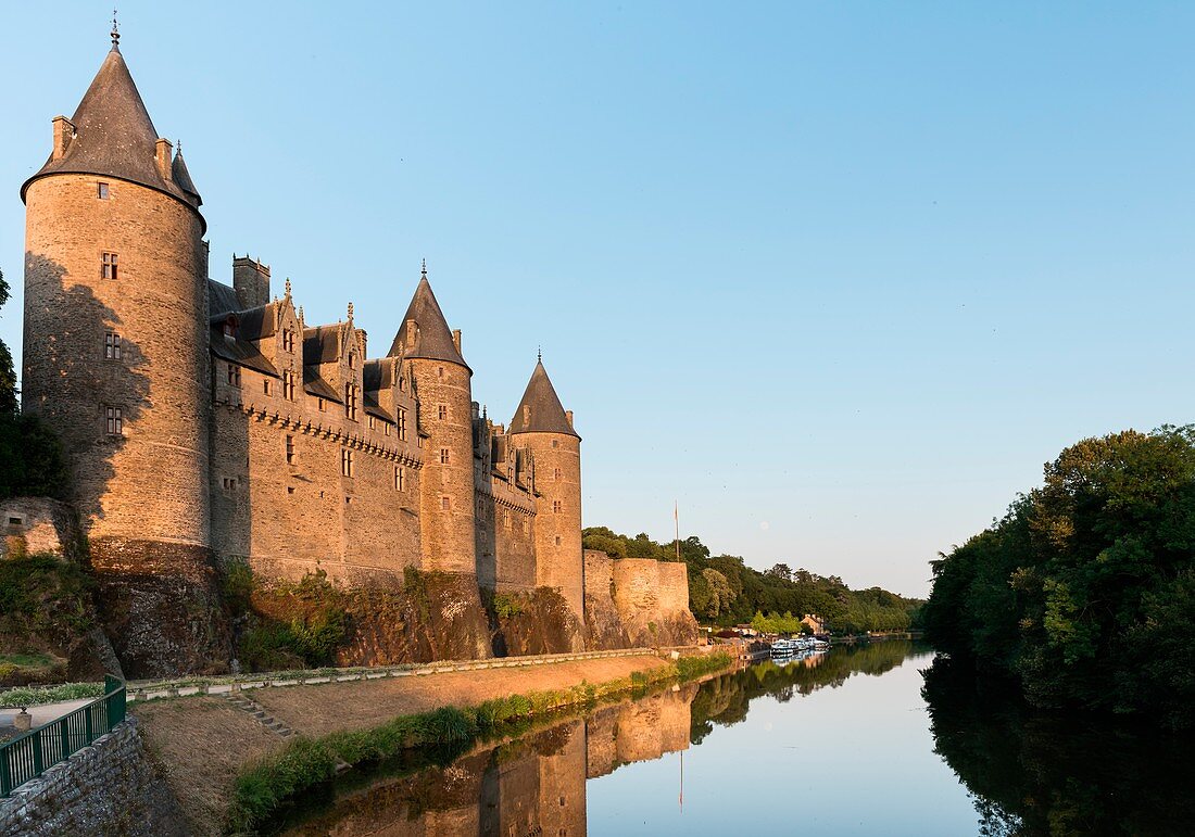 Frankreich, Morbihan, Josselin, die Burg und Nantes-Brest-Kanal