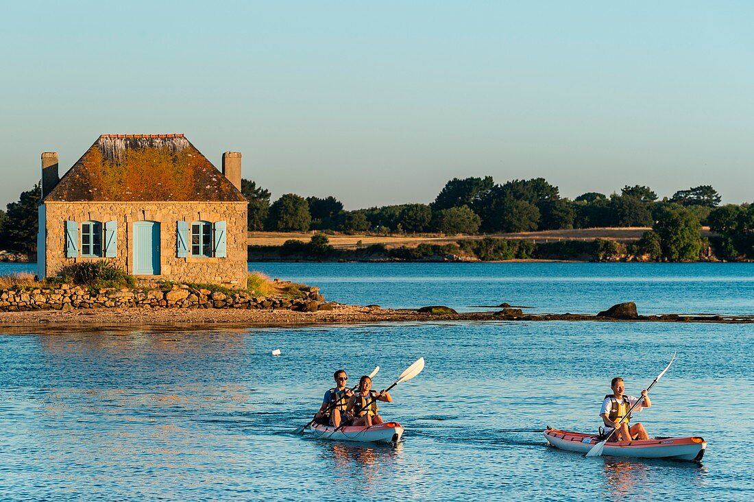 Frankreich, Morbihan, Belz, Kajak auf Ria-Mündung des Étel mit der Insel Nichtarguer im Hintergrund