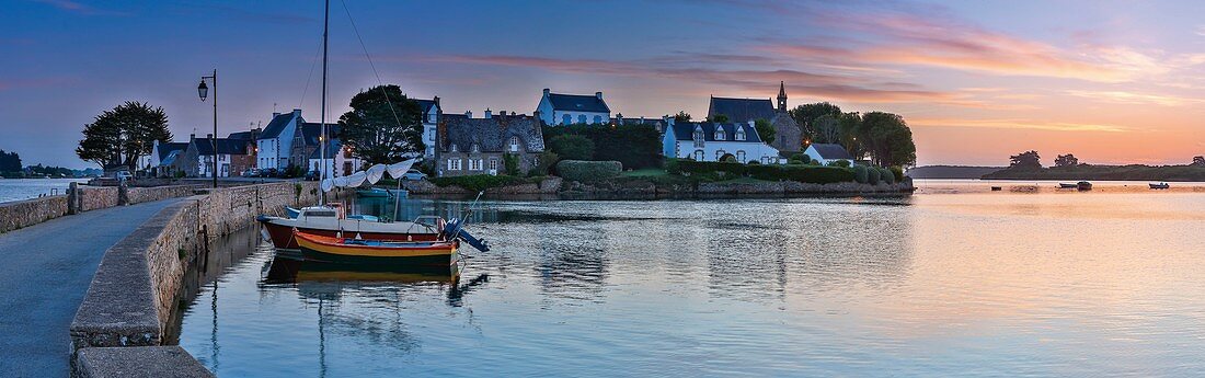 France, Morbihan, Belz, Etel river, St. Cado, bridge and the village at dawn