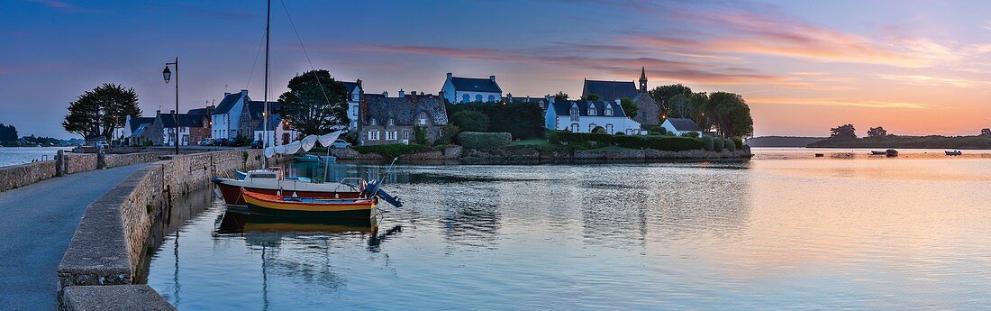 Frankreich, Morbihan, Belz, Étel, Saint-Cado, Brücke und das Dorf im Morgengrauen