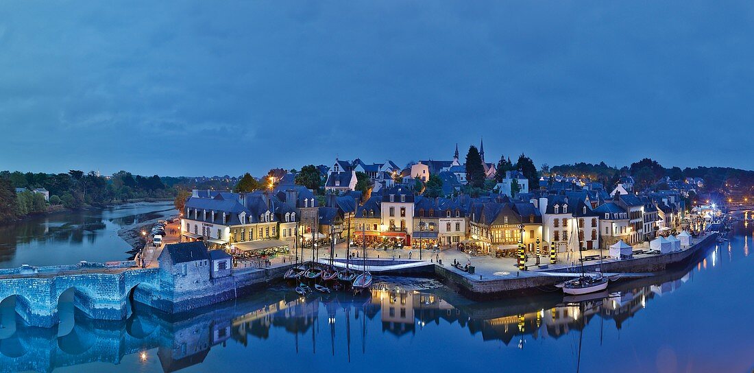 Frankreich, Morbihan, Golf von Morbihan, Regionaler Naturpark Golf von Morbihan, Auray, St. Goustan, Blick über den Hafen von St. Goustan bei Nacht