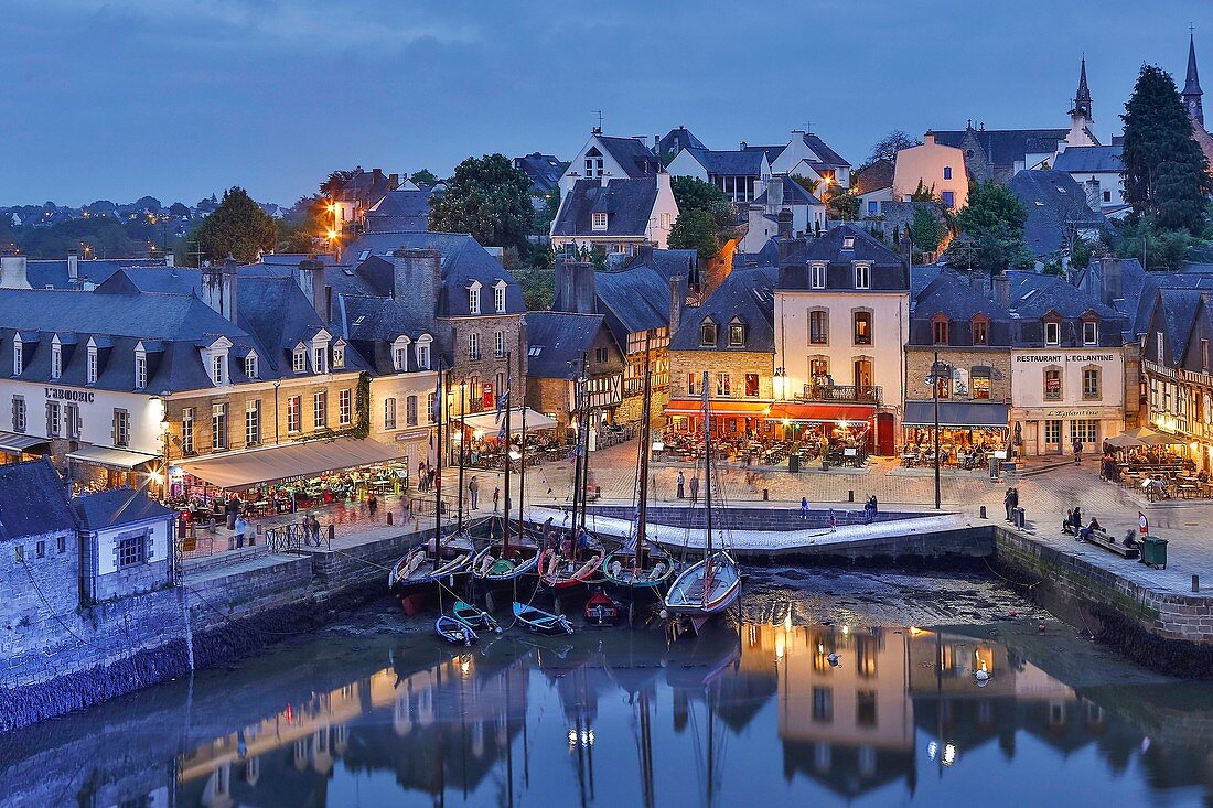 Frankreich, Morbihan, Golf von Morbihan, Regionaler Naturpark Golf von Morbihan, Auray, St. Goustan, Blick über den Hafen von St. Goustan bei Nacht