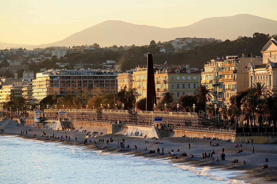 Frankreich, Alpes-Maritimes, Nizza, Ponchettes Strand und die Promenade des Anglais