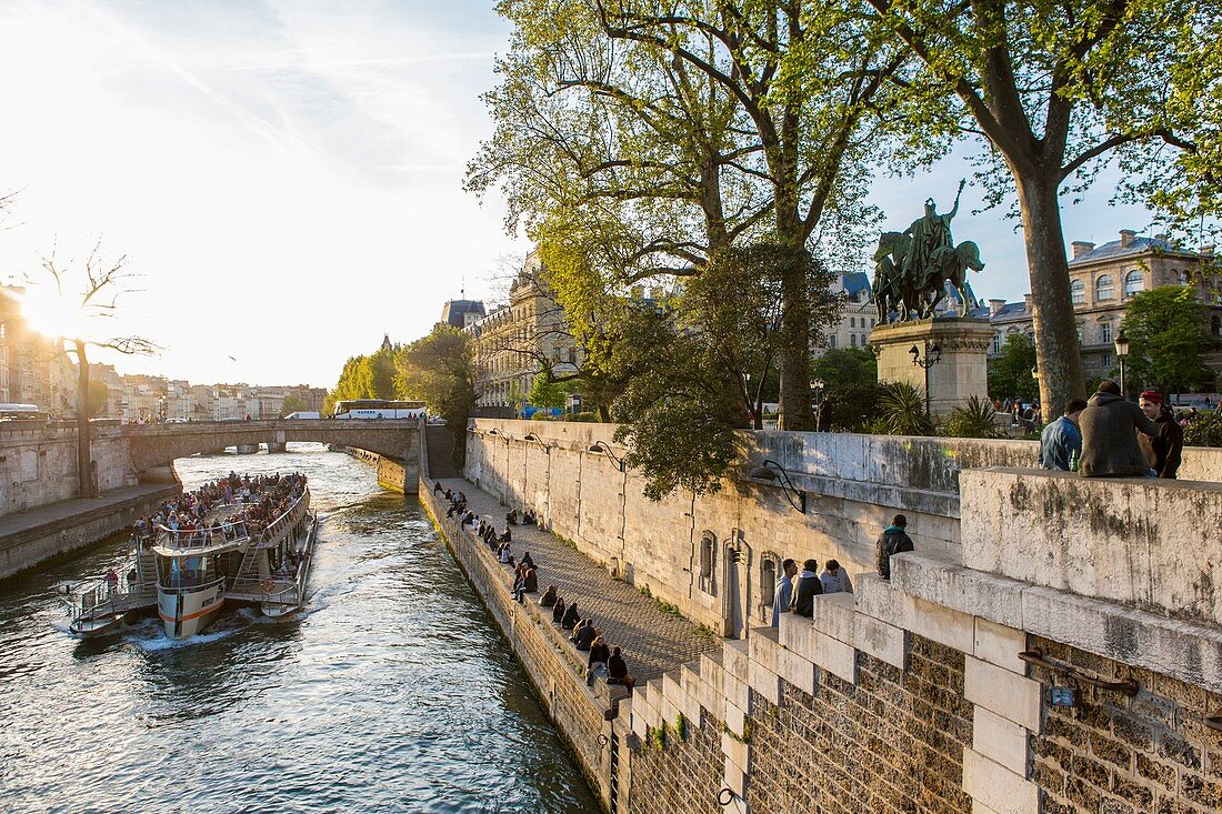 France, Paris, area listed as World Heritage by UNESCO, Ile de la Cite, houseboat on the Seine