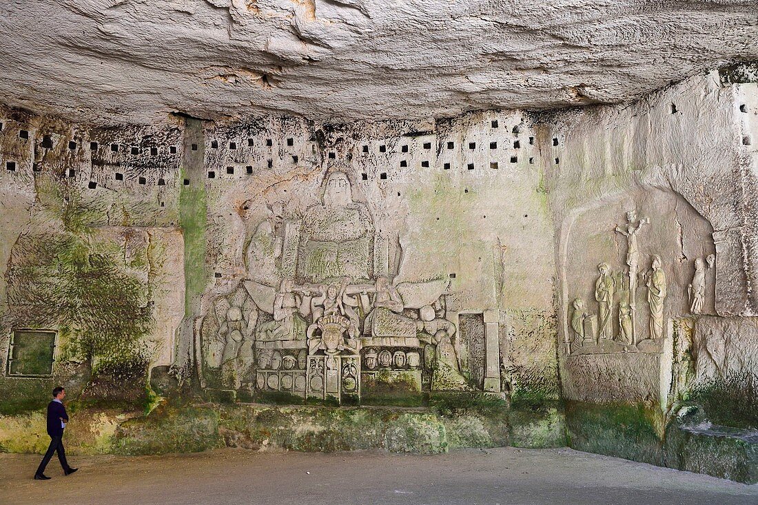 Frankreich, Dordogne, Brantome, Benediktinerabtei St. Pierre, Überreste des ersten Klosters, das am Fuße der Klippe der Höhle errichtet wurde, einschließlich der Höhle des Jüngsten Gerichts, rechts das Basrelief die Kreuzigung aus dem frühen 17. Jahrhundert, links das Basrelief des 15. Jahrhunderts unter den Taubenhöhlen