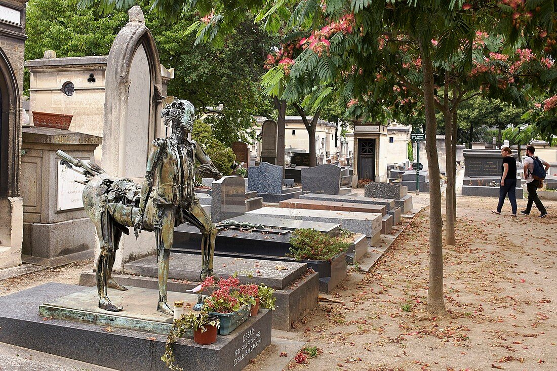 Frankreich, Paris, Friedhof Montparnasse, Grab von Cäsar (Cesar Baldaccini), verziert mit Centauri-Nachbildung