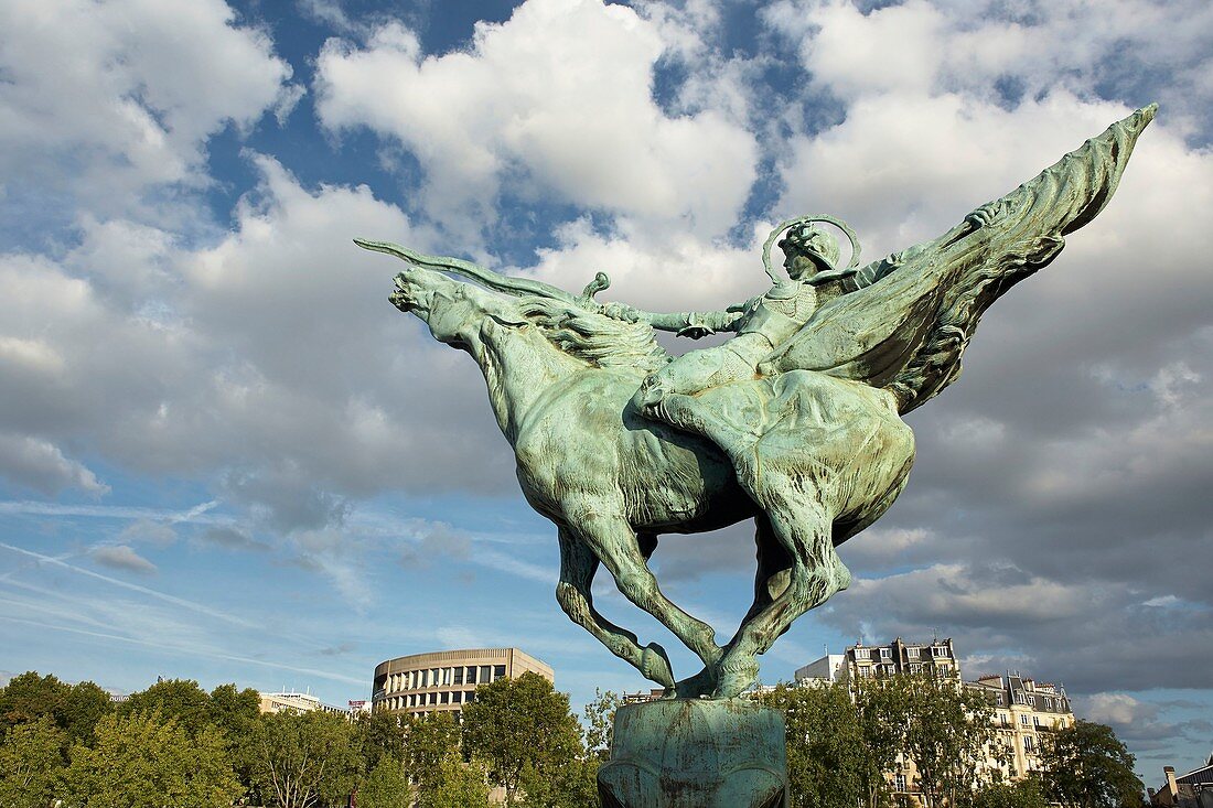 Frankreich, Paris, Brücke Pont de Bir-Hakeim, Renaissance-Reiterstatue des Bildhauers Wederlink