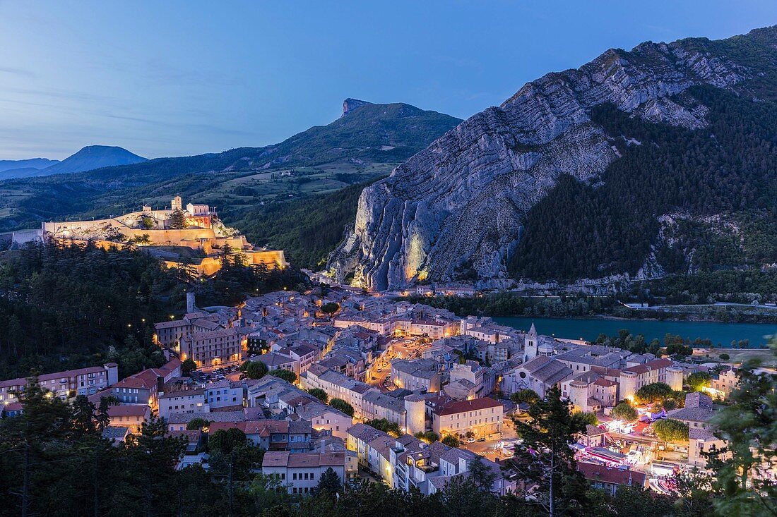 Frankreich, Alpes-de-Haute-Provence, Sisteron, die Altstadt mit der Zitadelle, dem historischen Denkmal aus dem 16. Jahrhundert, Fluß Durance und dem Felsen 'Rock of the Balm'