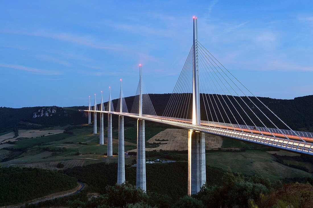 Frankreich, Aveyron, Parc Naturel Regional des Grands Causses (Regionaler Naturpark Grands Causses), Viadukt von Millau, von den Architekten Michel Virlogeux und Norman Foster zwischen Causse du Larzac und Causse de Sauveterre oberhalb des Flusses Tarn