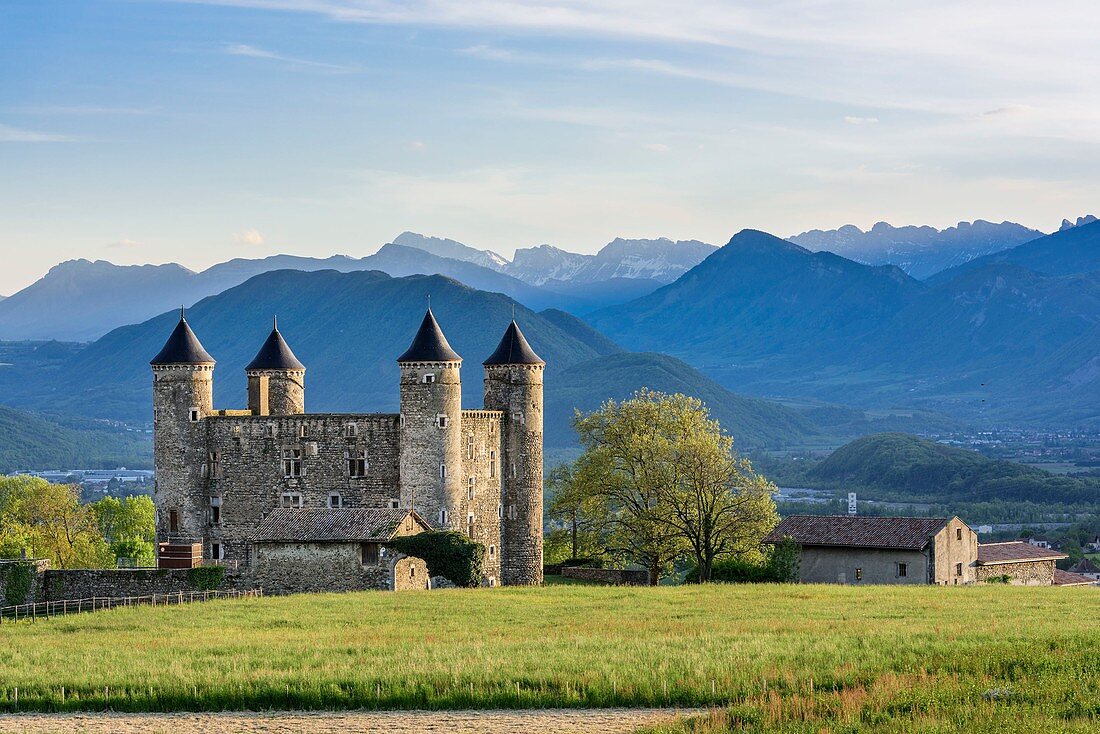 Frankreich, Isère, Jarrie, Schloss Bon Repos, Hochburg aus dem 15. Jahrhundert, Vercors-Massiv im Hintergrund