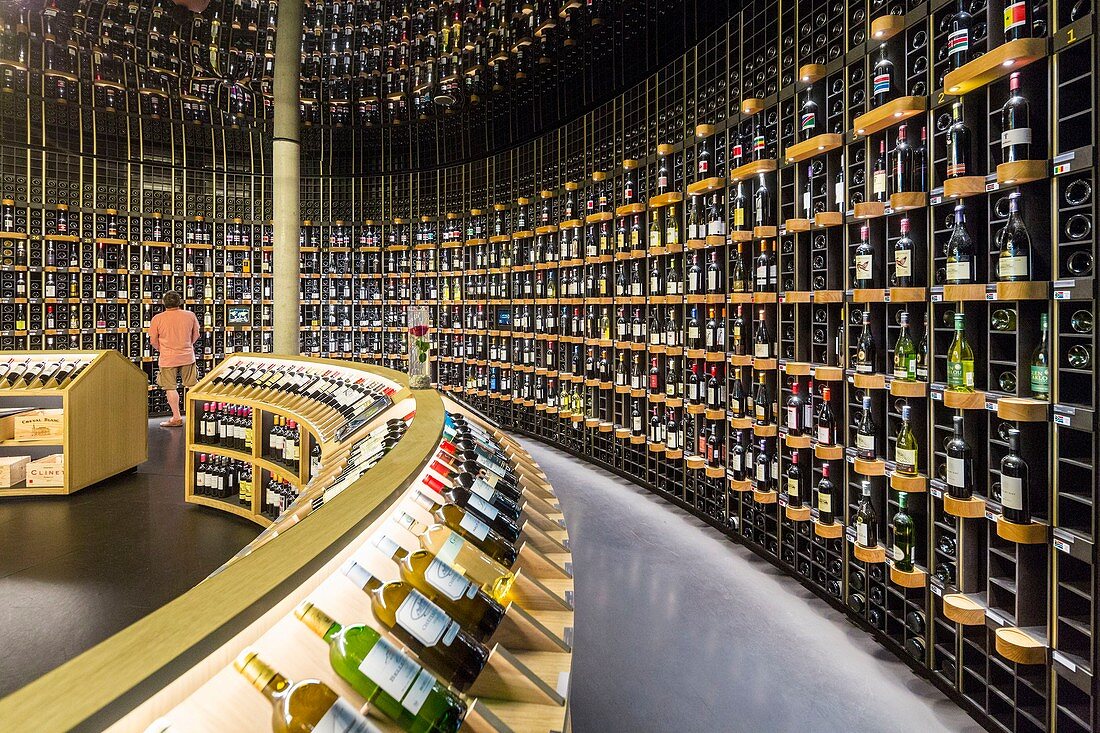 Frankreich, Gironde , Bordeaux, La cite du Vin (die Weinstadt, eröffnet im Juni 2016), der Laden mit Weinen aus aller Welt