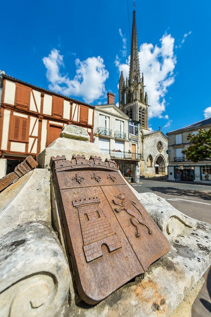 Frankreich, Gironde, Sainte-Foy-la-Grande, das Stadtwappen und die im 12. Jahrhundert erbaute Kirche Notre-Dame