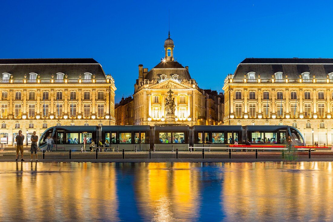 Frankreich, Gironde, Bordeaux, UNESCO-Weltkulturerbegebiet, Stadtviertel Saint-Pierre, Place de la Bourse, der Wasserspiegel aus dem Jahr 2006, entworfen vom Brunnenbauer Jean-Max Llorca, Fussballspiel