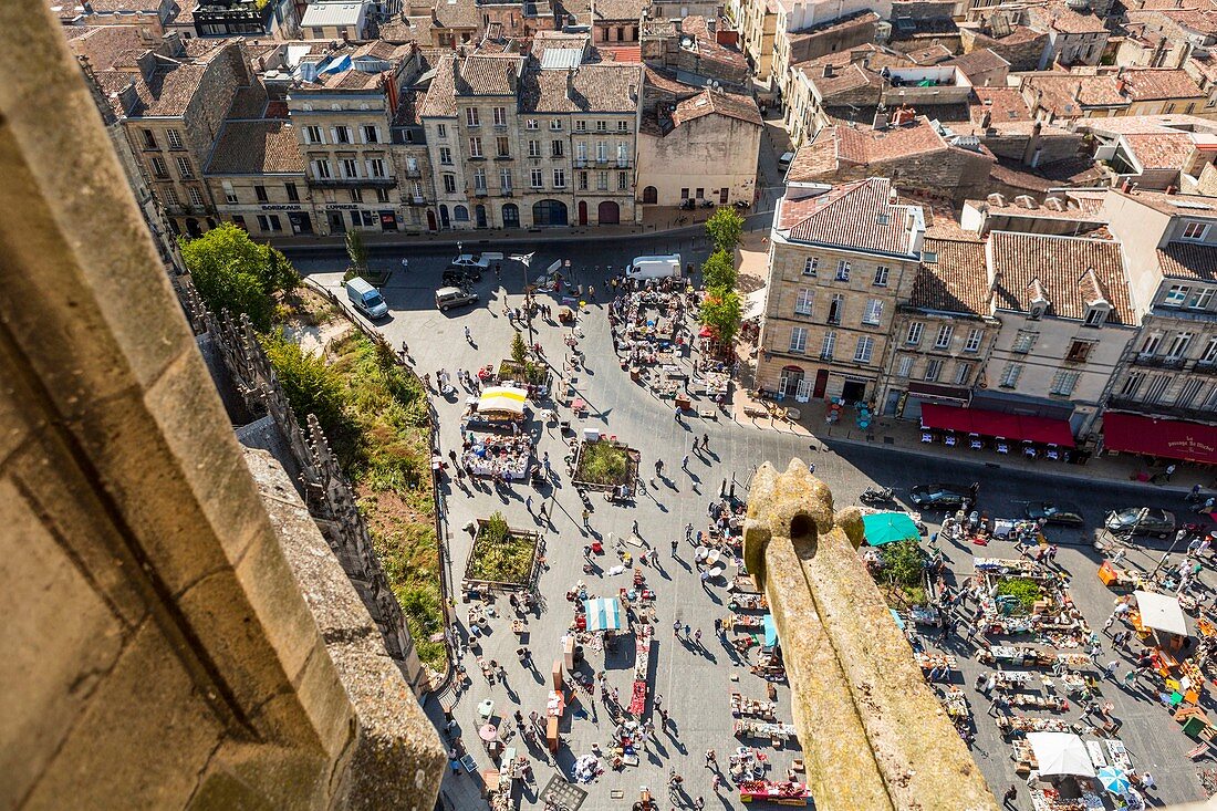 Frankreich, Gironde, Bordeaux, UNESCO-Weltkulturerbegebiet, Blick von der Basilika Saint-Michel auf den Platz Canteloup und den Flohmarkt