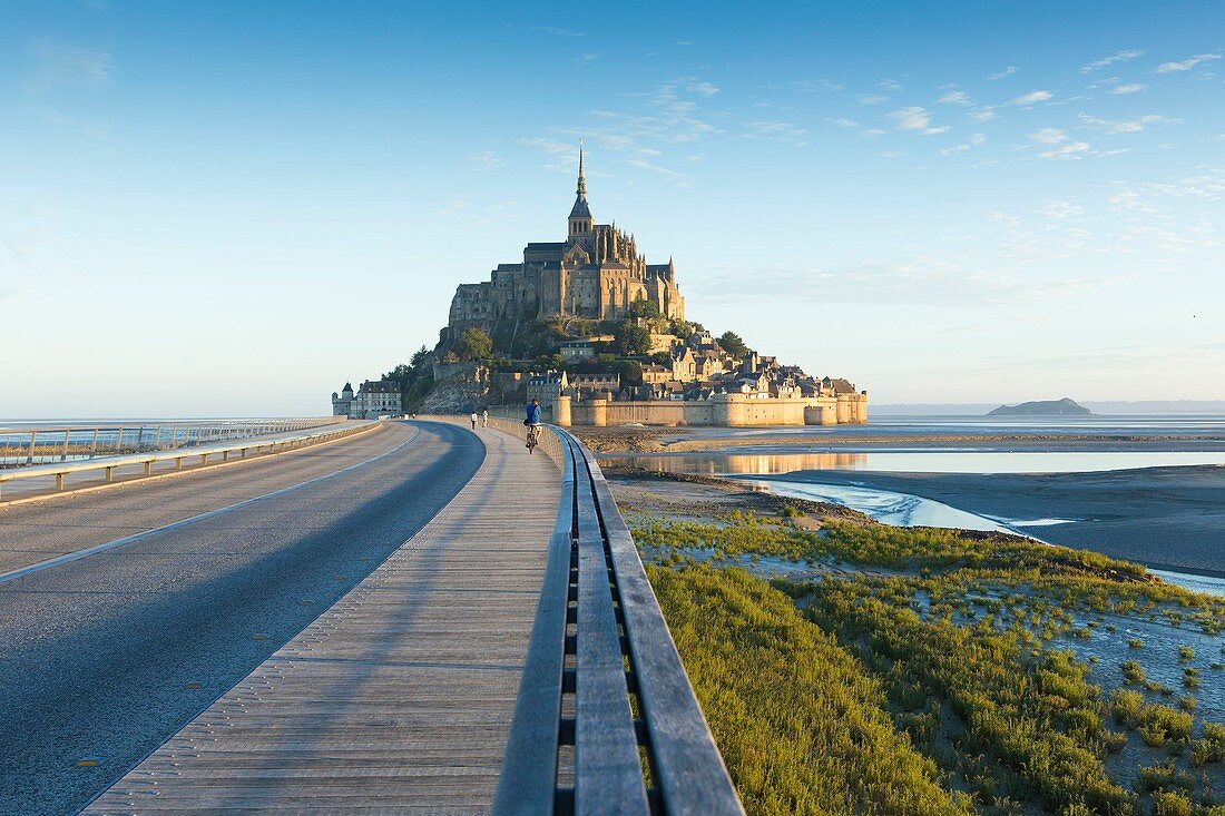 Frankreich,Manche, Bucht von Mont-Saint-Michel, UNESCO Weltkulturerbe, Fußgängerbrücke des Architekten Dietmar Feichtinger und Le Mont-Saint-Michel