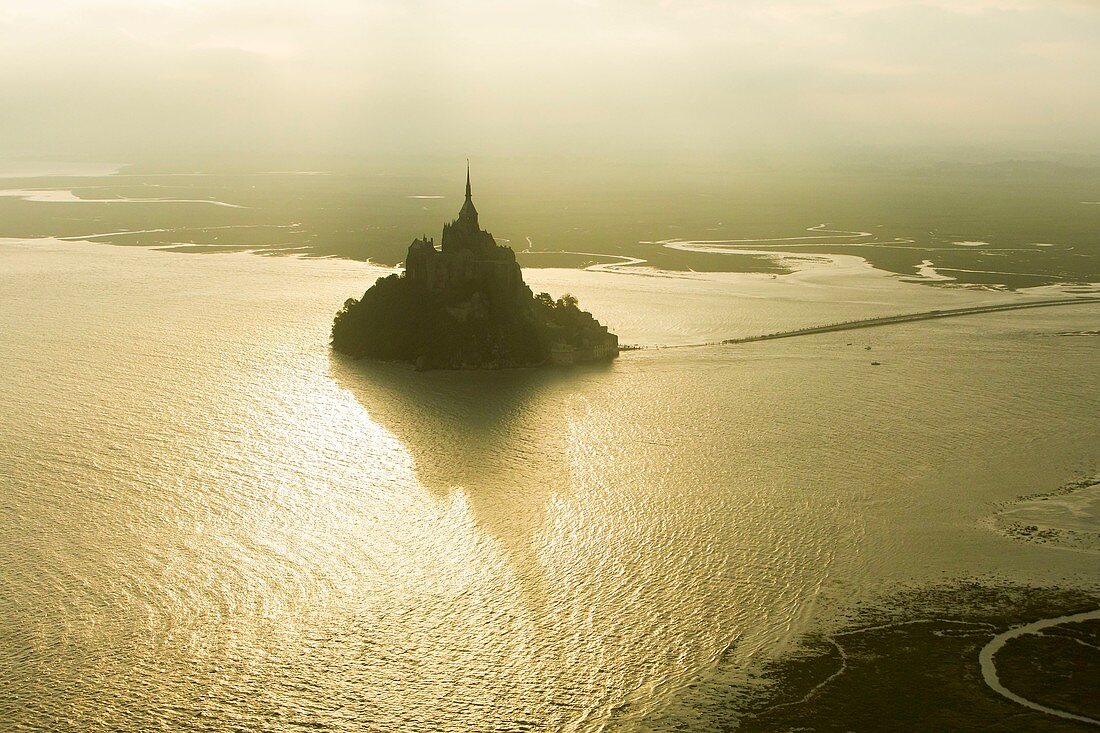 Frankreich, Manche, Le Mont-Saint-Michel, UNESCO Weltkulturerbe, Le Mont-Saint-Michel bei Flut (Luftaufnahme)