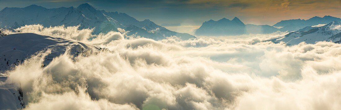 Frankreich, Savoie, Beaufortain, Hauteluce, Nebel in einer verschneiten Landschaft bei Sonnenuntergang