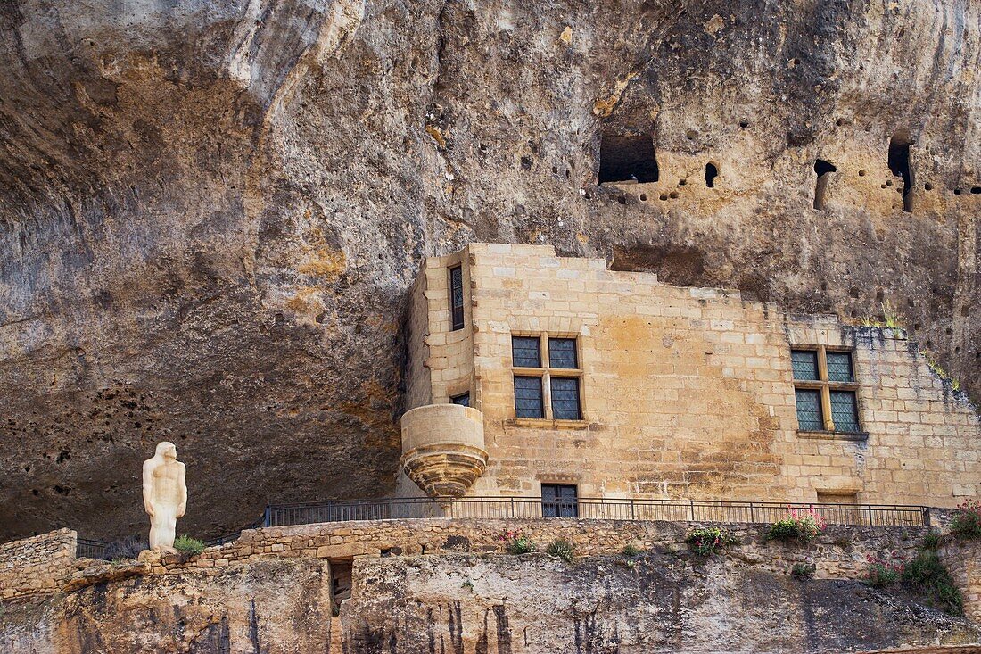 Frankreich, Dordogne, Périgord Noir,Les Eyzies-de-Tayac, UNESCO-Weltkulturerbe, Dorf und Musee National de la Prehistoire (Museum für Vorgeschichte)