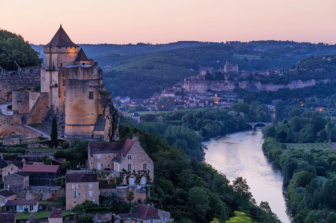 Frankreich, Dordogne, Périgord Noir, Dordogne-Tal, Castelnaud-la-Chapelle, ausgezeichnet als 'Les Plus Beaux Villages de France' (Die schönsten Dörfer Frankreichs), das Schloss, im Hintergrund das Schloss von Beynac