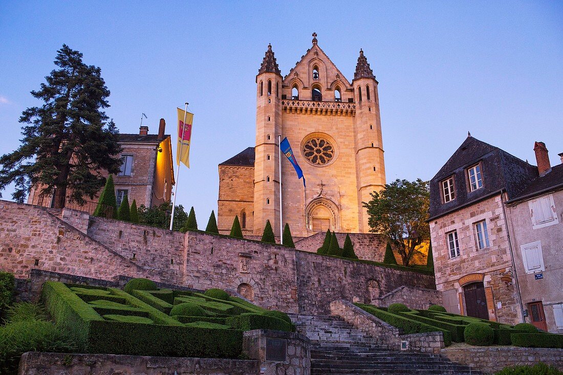 Frankreich, Dordogne, Périgord Noir, Terrasson-Lavilledieu, Blick auf die Kirche Saint-Sour vom Bouquier-Platz