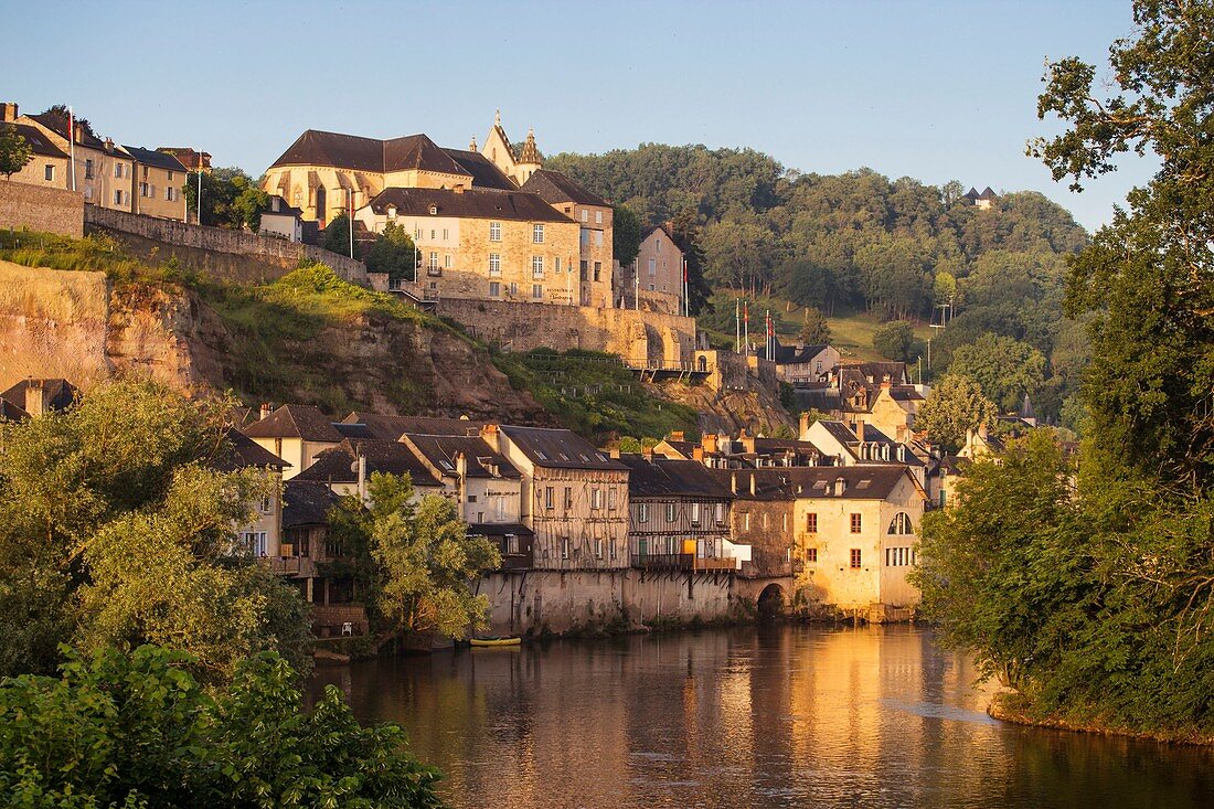 Frankreich, Dordogne, Périgord Noir, Terrasson-Lavilledieu, Stadt am Ufer des Flusses Vezere