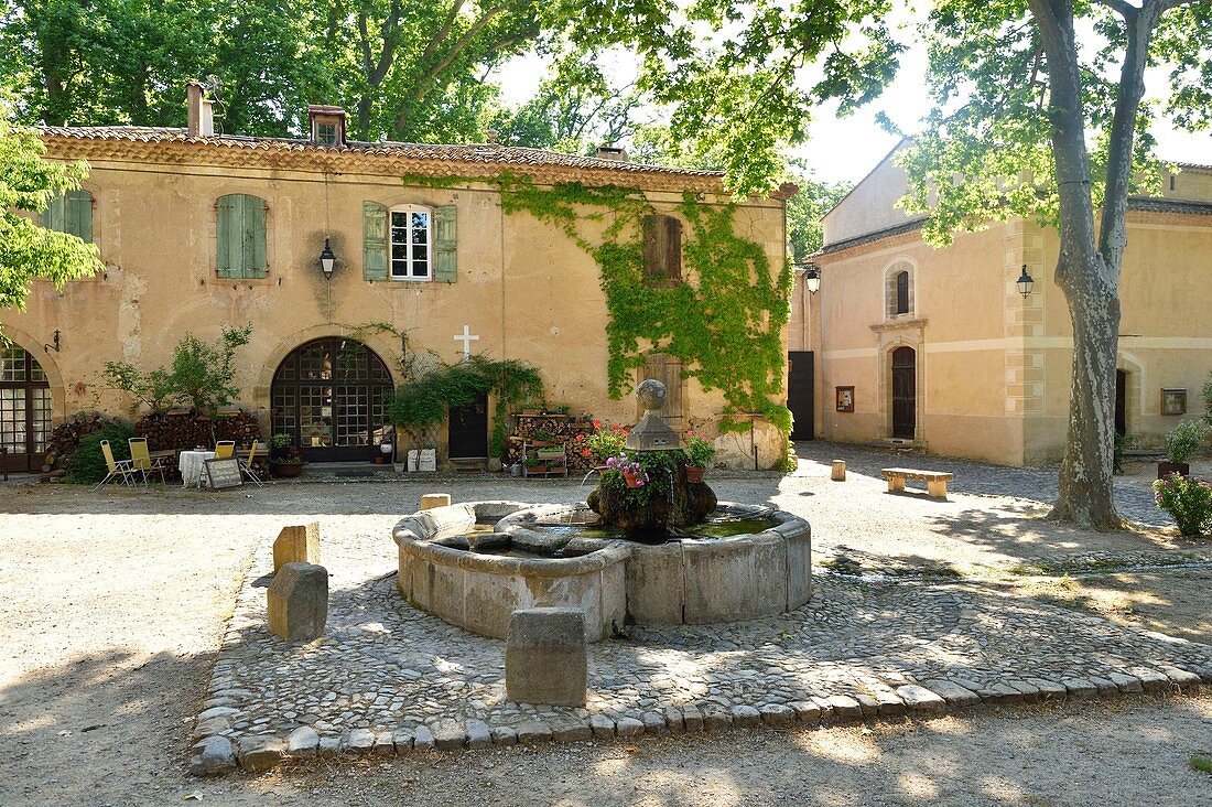 Frankreich, Herault, Villeneuvette, ehemalige königliche Fabrik, der Brunnen am Place Louis XIV für die Wäscherinnen