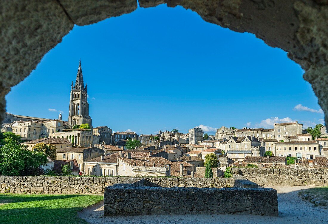 Frankreich, Gironde, Saint-Emilion, UNESCO-Weltkulturerbe, Panoramablick auf die mittelalterliche Stadt, die von der vollständig aus dem Fels gehauenen monolithischen Kirche aus dem 11. Jahrhundert dominiert wird