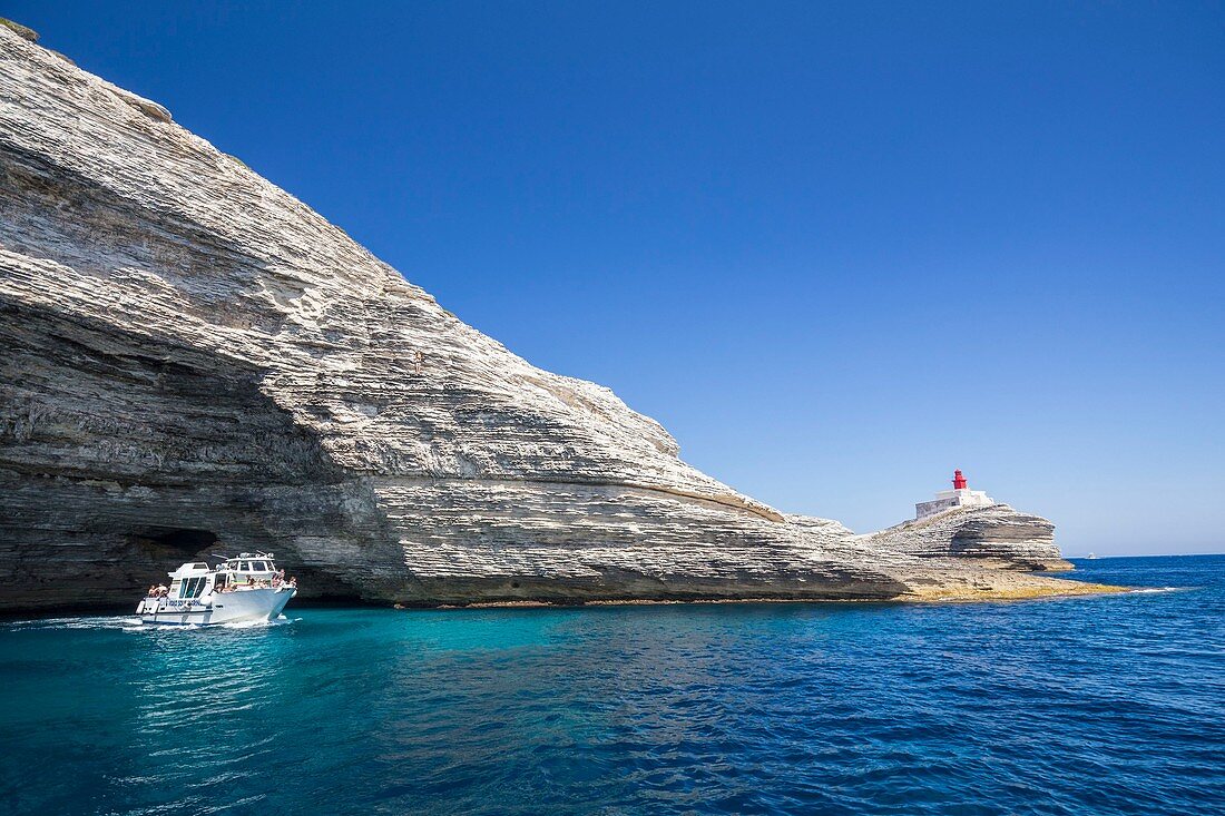 Frankreich, Corse-du-Sud, Bonifacio, unter den steilen weißen Kalksteinklippen die Meereshöhle von Sdragonato und der Leuchtturm Madonetta