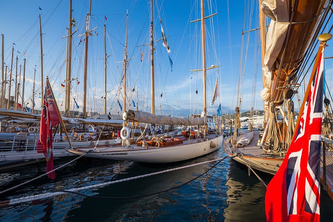 Frankreich, Alpes-Maritimes, Cannes, der alte Hafen, alte Takelagen und am Max-Laubeuf-Kai festgemachte Segelboote, jedes Jahr im September finden die Régates Royales de Cannes statt.