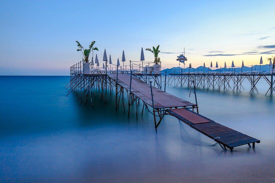 Frankreich, Alpes-Maritimes, Cannes, Strand von Midi, private Pontons vom Restaurant Crystal Beach