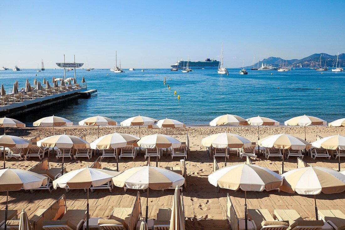 Frankreich, Alpes-Maritimes, Cannes, Privatstrand des Luxushotels Carlton am Boulevard de la Croisette