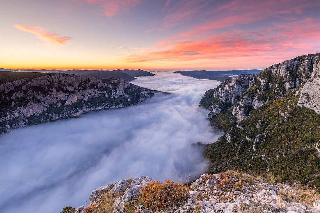 Frankreich, Alpes-de-Haute-Provence, Regionaler Naturpark Verdon, Grand Canyon von Verdon, Klippen vom Aussichtspunkt Dent d'Aire aus gesehen, morgendlicher Herbstnebel