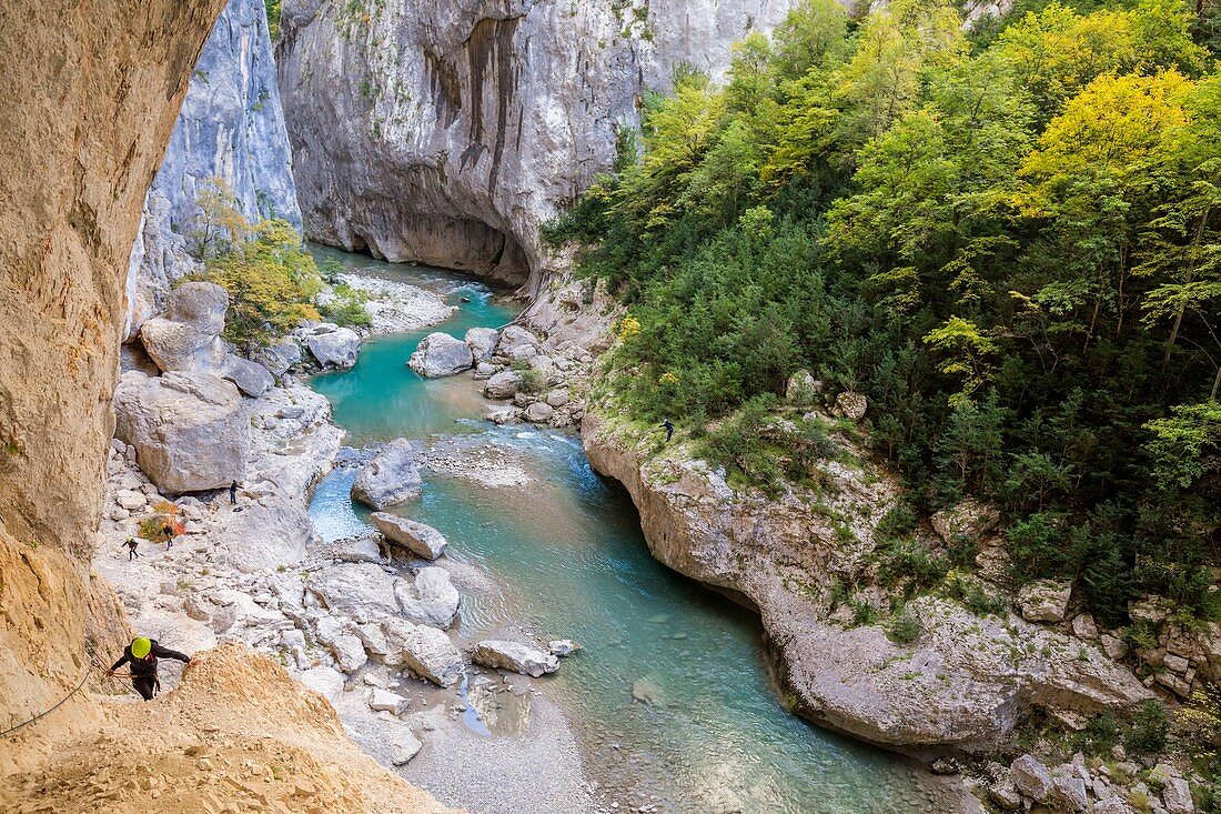 Frankreich, Alpes-de-Haute-Provence, Regionaler Naturpark Verdon, Grand Canyon du Verdon, der Verdon-Fluss, Kletterer an einer Felswand des Samson-Korridors, gesehen vom Blanc-Martel-Weg auf dem GR4