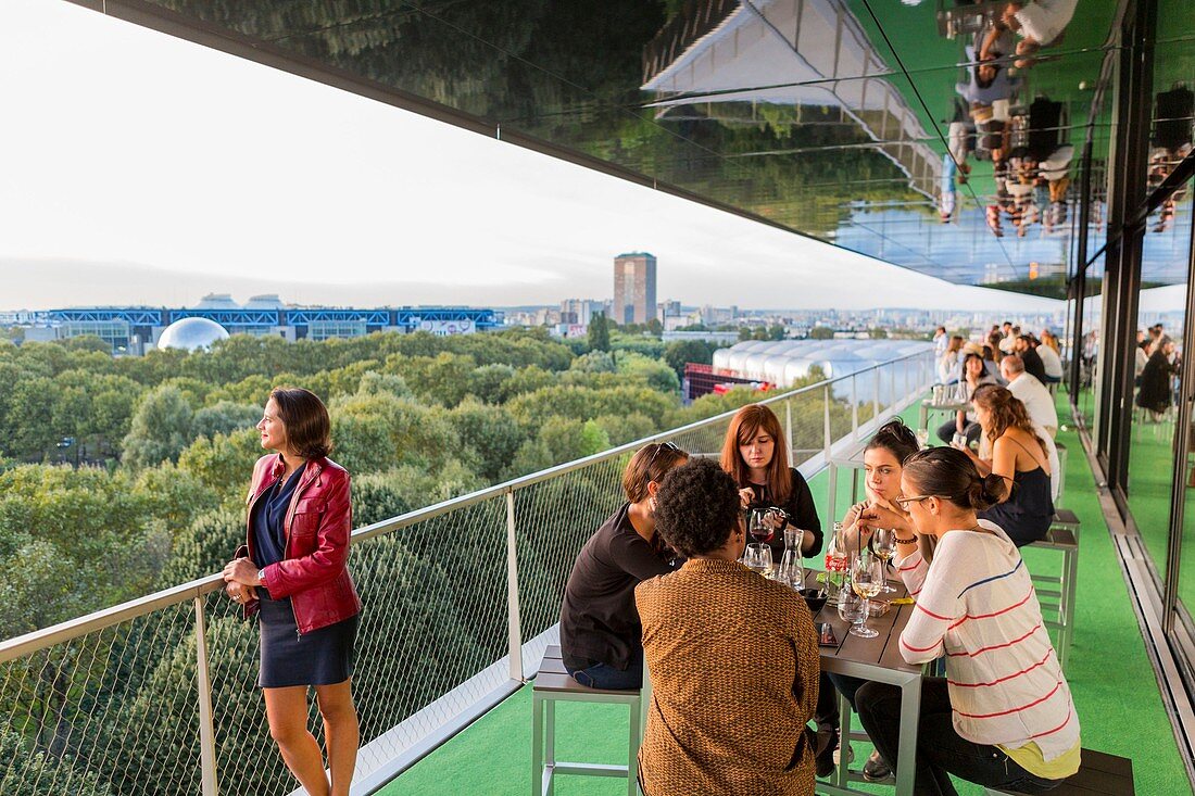 Frankreich, Paris, Parc de la Villette, die Pariser Philarmonie des Architekten Jean Nouvel, die Terrasse des Restaurants Le Balcon im 6. Stock