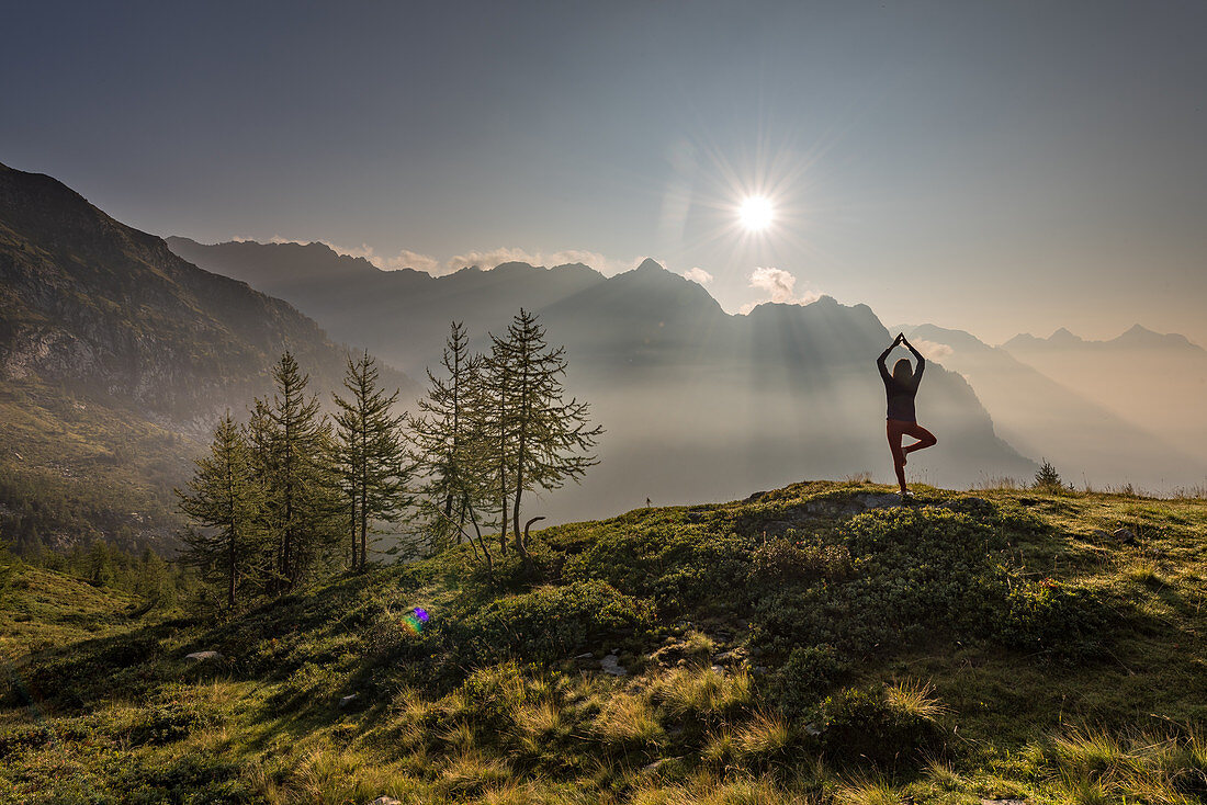Yoga am Morgen, Trekking del Laghetti Alpini, Tessin, Schweiz