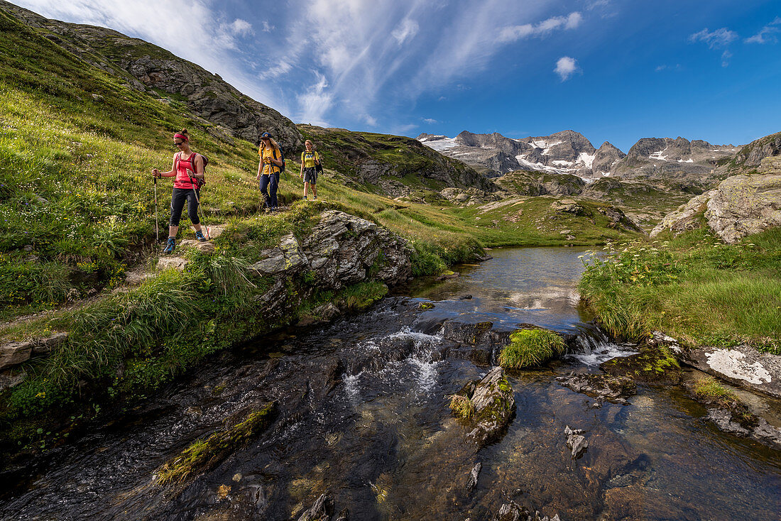 Wanderer in der Randinascia, 3. Tagesetappe Trekking del Laghetti Alpini, Tessin, Schweiz