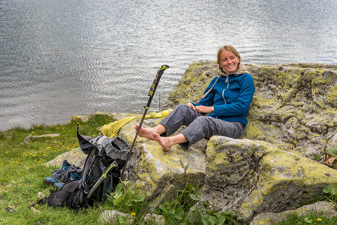 Wanderin am Lago di Boden, Pause machend, Trekking del Laghetti Alpini, Tessin, Schweiz