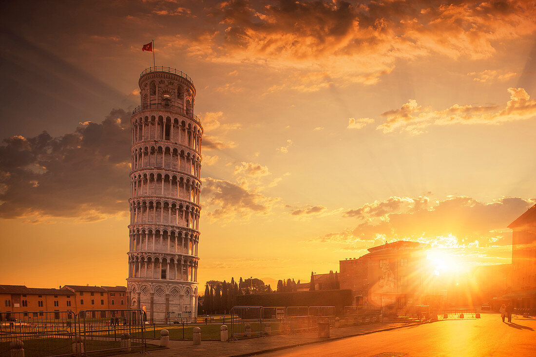 Schiefer Turm von Pisa bei Sonnenuntergang in der Toskana, Italien