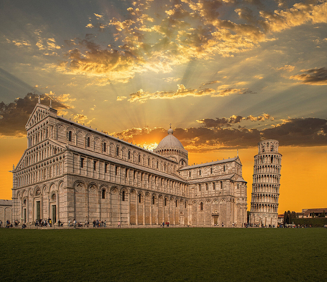 Schiefer Turm von Pisa und Piazza dei Miracoli bei Sonnenuntergang in der Toskana, Italien