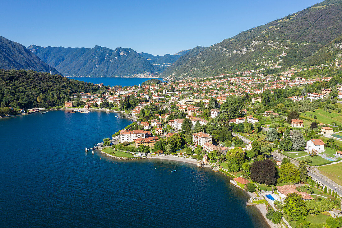 Gebäude auf der Halbinsel am Comer See in der Lombardei, Italien