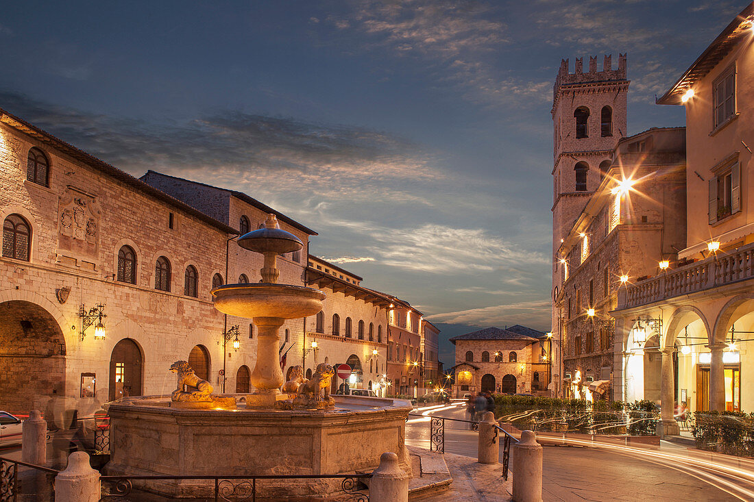 Brunnen in der Piazza del Comune bei Sonnenuntergang in Assisi, Italien