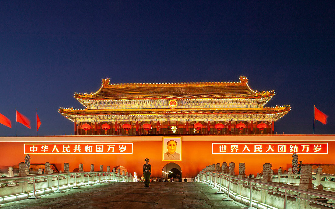 Tiananmen-Tor in der Nacht in Peking, China